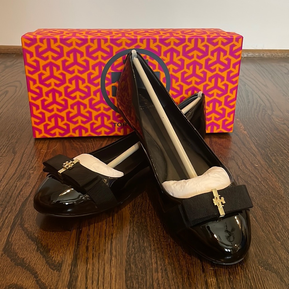 Sz 10 Tory Burch black patent flats with bow detail - like new